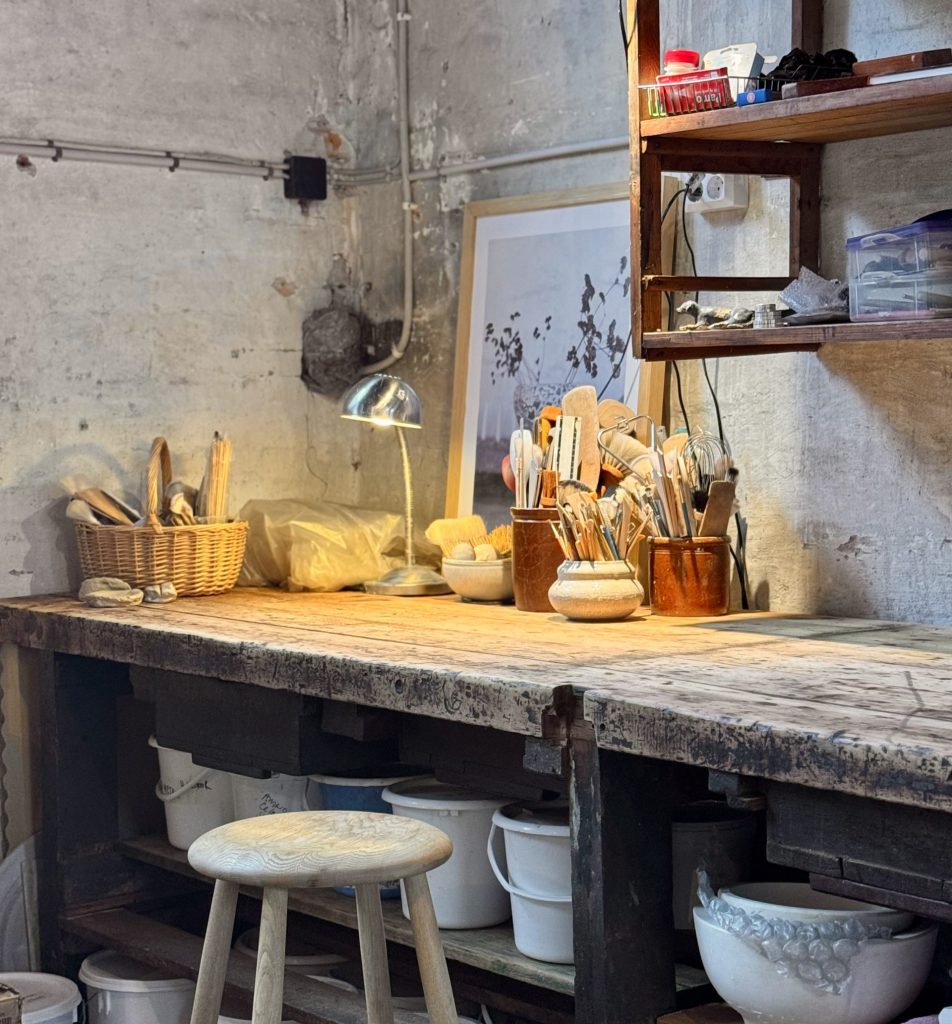 Når vi forsvinder ind i keramikken, giver vi det autentiske plads